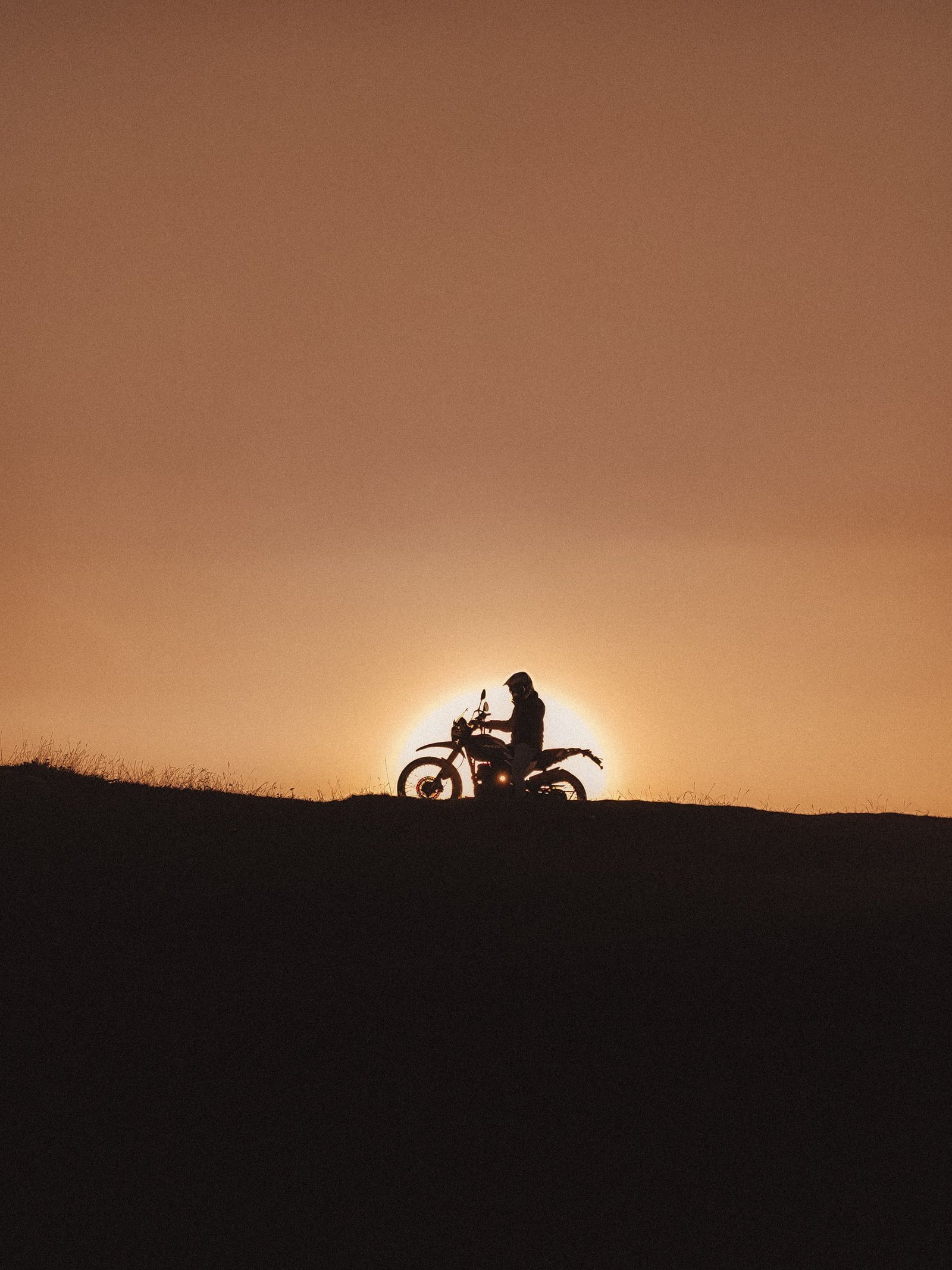 Moto circulando por una carretera de montaña en España